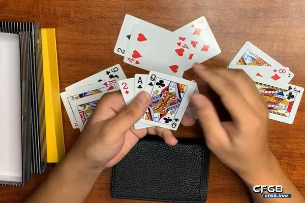 Liêng sử dụng bộ bài Tây 52 lá, có cách chơi giống với Poker